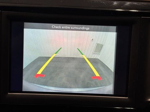 Used 2018 Chrysler Pacifica Touring-L FWD image 32