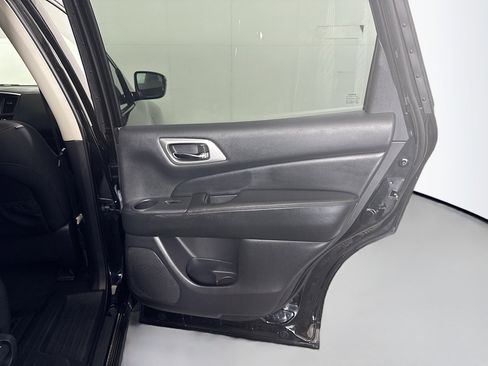 Used 2019 Nissan Pathfinder S AWD/4WD image 28