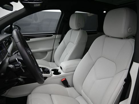 New 2025 Porsche Macan image 5
