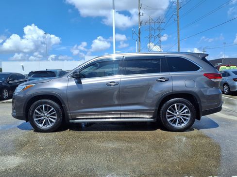 Used 2017 Toyota Highlander XLE AWD/4WD image 6