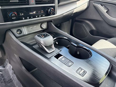 Certified 2024 Nissan Rogue SV FWD image 24