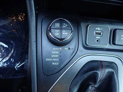 Used 2020 Jeep Cherokee Trailhawk w/ Cold Weather Group AWD/4WD image 22