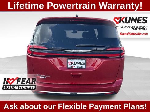Used 2025 Chrysler Pacifica Select FWD image 5