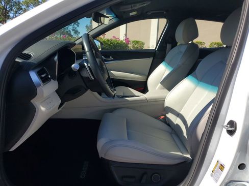 Used 2025 Genesis G70 2.5T image 26