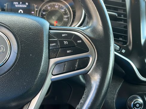 Used 2019 Jeep Cherokee Latitude Plus w/ Comfort/Convenience Group image 13