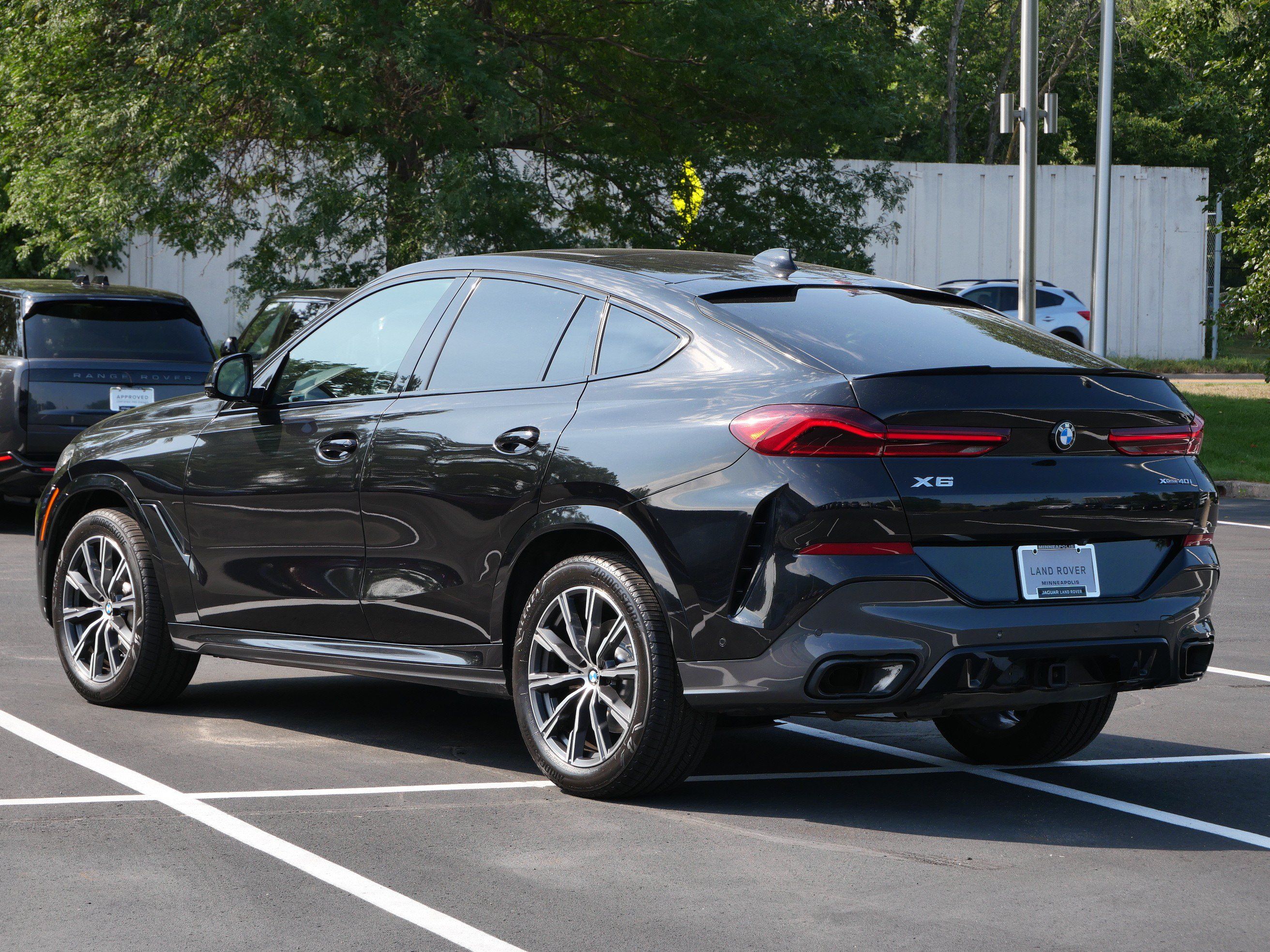 Used 2021 BMW X6 xDrive40i w/ Executive Package AWD/4WD image 3