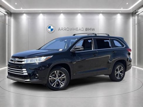 Used 2019 Toyota Highlander LE FWD image 1