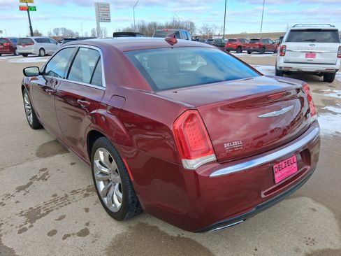 Used 2018 Chrysler 300 Touring L image 3