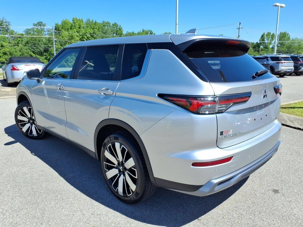 Used 2025 Mitsubishi Outlander SE AWD/4WD image 17