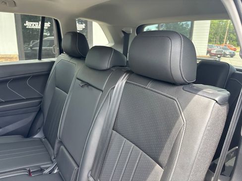 Used 2023 Volkswagen Tiguan SE w/ Panoramic Sunroof Package FWD image 5