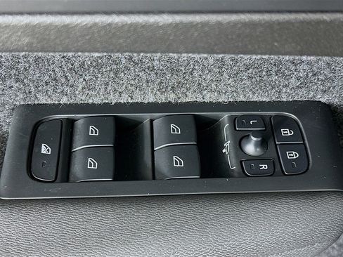 Used 2025 Volvo XC40 B5 Core image 15