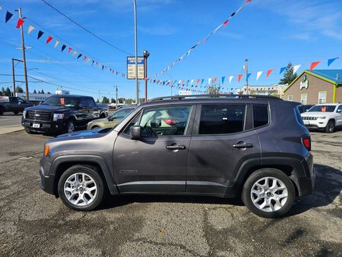 Used 2016 Jeep Renegade Latitude w/ Cold Weather Group image 4