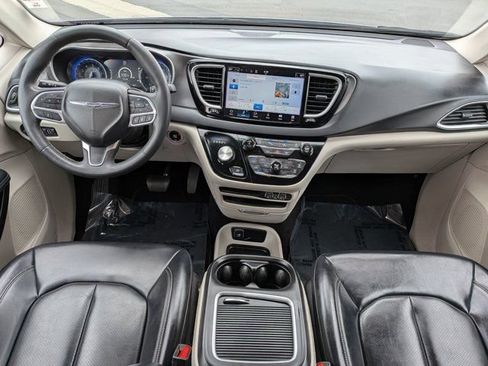 Used 2023 Chrysler Pacifica Touring-L FWD image 16