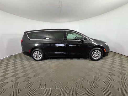 Used 2023 Chrysler Pacifica Touring-L FWD image 2