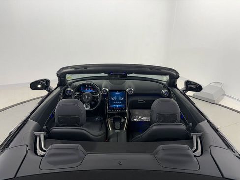 Used 2022 Mercedes-Benz SL 55 AMG 4MATIC w/ Driver Assistance Package image 28