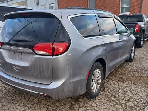Used 2017 Chrysler Pacifica Touring-L image 2