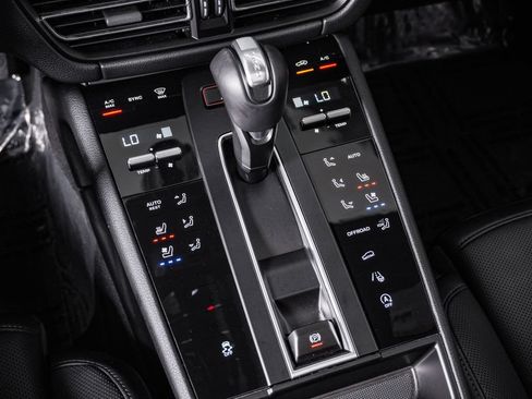 Certified 2026 Porsche Macan AWD/4WD image 24