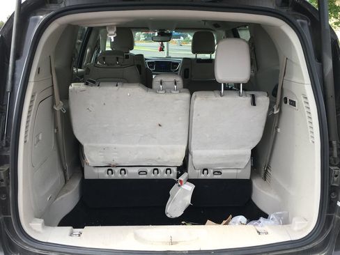 Used 2017 Chrysler Pacifica Limited FWD image 6