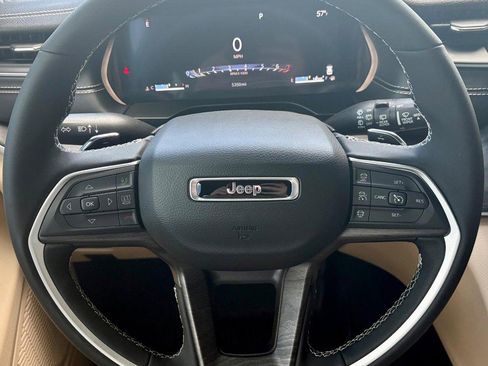 Used 2025 Jeep Grand Cherokee Limited w/ Luxury Tech Group II image 19