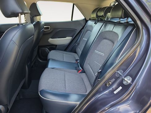 Used 2023 Hyundai Venue Limited FWD image 13