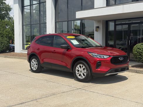Used 2025 Ford Escape Active w/ Cold Weather Package AWD/4WD image 2