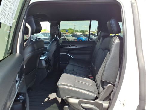 Used 2024 Jeep Wagoneer Series II w/ Flexible Seating Group AWD/4WD image 11