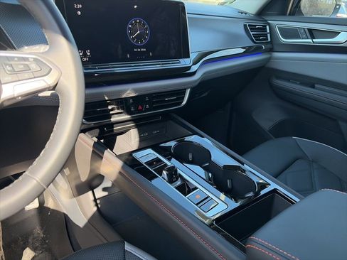 Used 2025 Volkswagen Atlas Peak Edition SE image 17