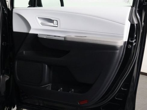 Used 2026 Toyota Sienna LE FWD image 14