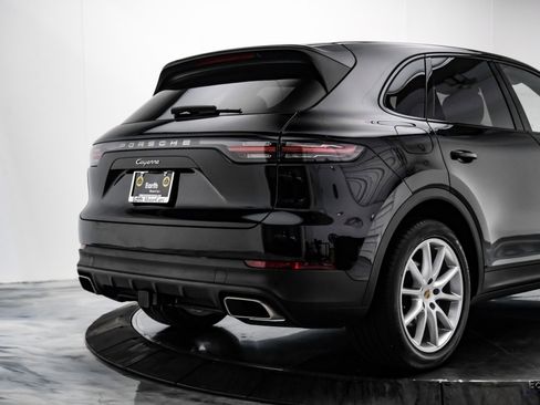 Used 2022 Porsche Cayenne w/ Premium Package image 12
