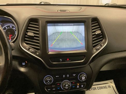 Used 2019 Jeep Cherokee Trailhawk w/ Cold Weather Group AWD/4WD image 10