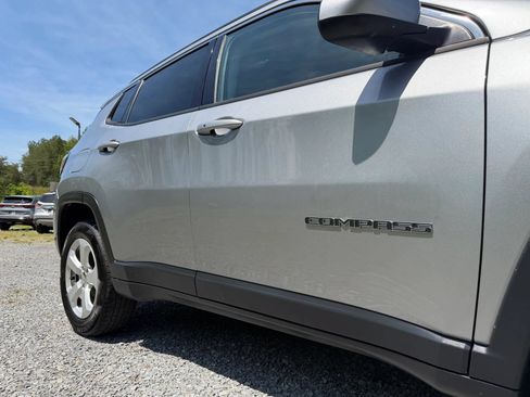 Used 2019 Jeep Compass Latitude w/ Popular Equipment Group AWD/4WD image 9