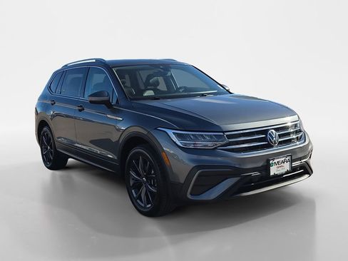 Used 2023 Volkswagen Tiguan SE w/ Panoramic Sunroof Package image 7