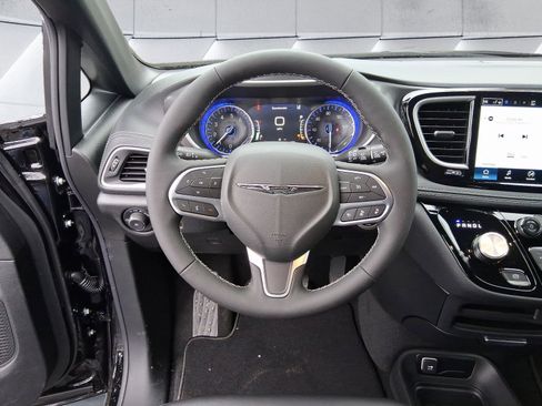 New 2026 Chrysler Pacifica Select image 13