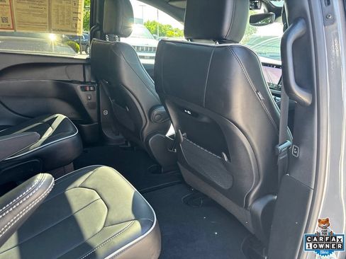 Used 2025 Chrysler Pacifica Limited AWD/4WD image 35