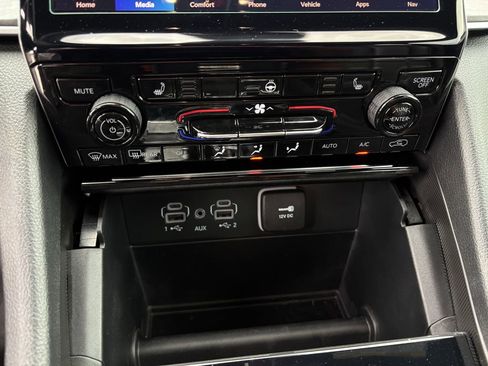 Used 2025 Jeep Grand Cherokee L Limited w/ Black Appearance Package image 17