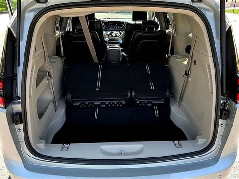 Used 2023 Chrysler Pacifica Touring-L FWD image 7