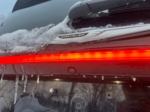 Used 2024 Chrysler Pacifica Touring-L image 5