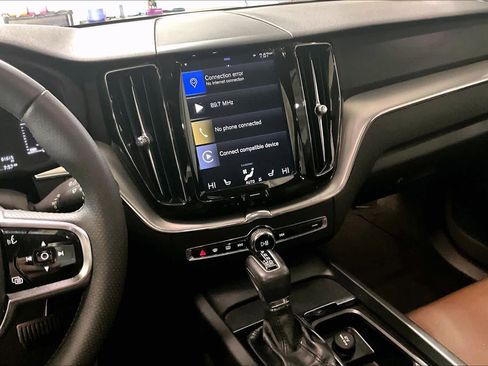 Used 2019 Volvo XC60 T5 Momentum w/ Premium Package image 7