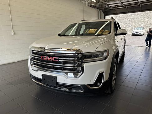 Used 2021 GMC Acadia SLT w/ Preferred Package FWD image 3