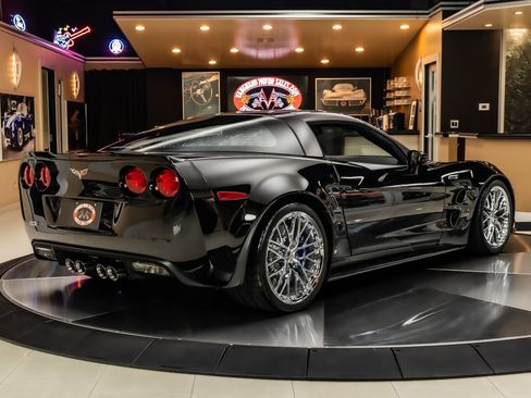 Used 2009 Chevrolet Corvette ZR1 w/ Preferred Equipment Group RWD image 12