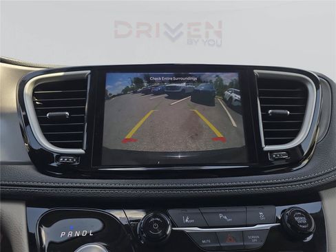 Used 2024 Chrysler Pacifica Limited FWD image 27