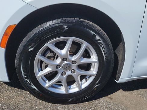 Used 2020 Chrysler Voyager L FWD image 35