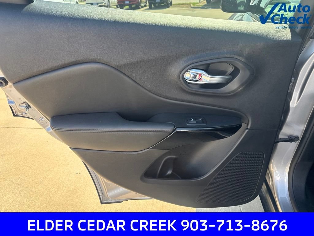 Used 2021 Jeep Cherokee Latitude Plus FWD image 23