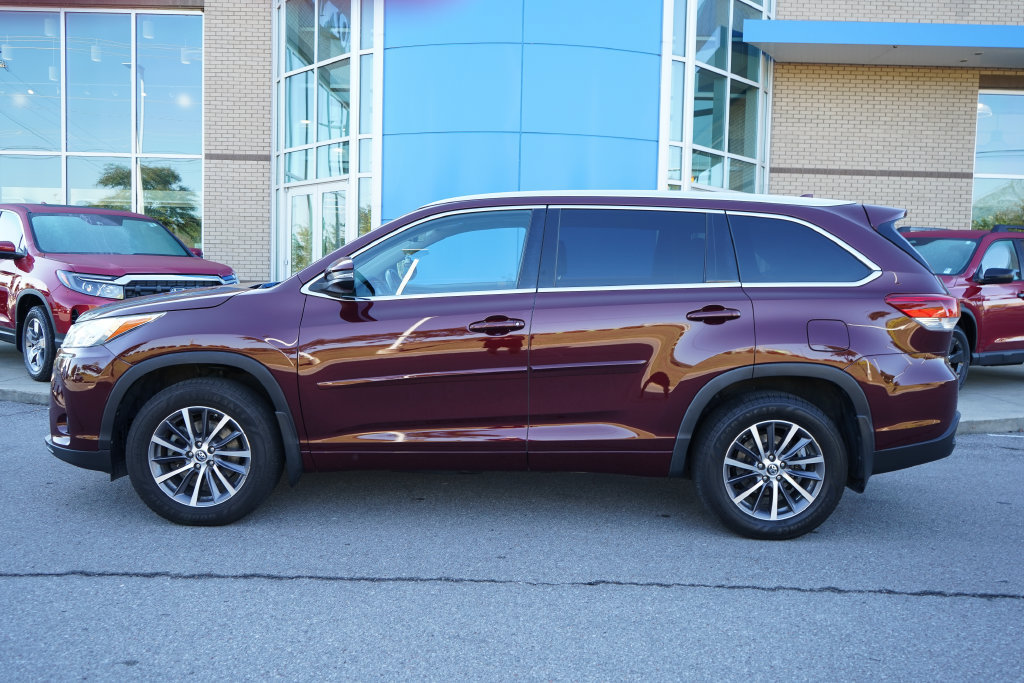 Used 2018 Toyota Highlander XLE AWD/4WD image 3