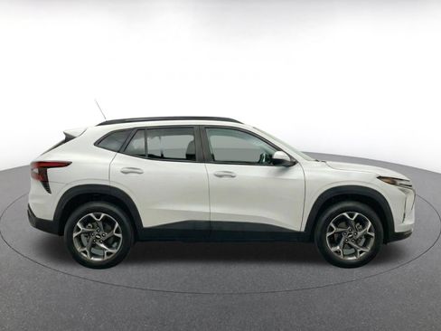 Used 2025 Chevrolet Trax LT w/ LT Convenience Package FWD image 10