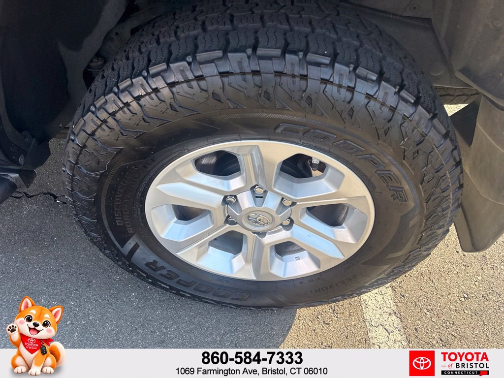Used 2017 Toyota 4Runner SR5 AWD/4WD image 12