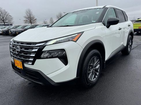 Used 2025 Nissan Rogue S image 8