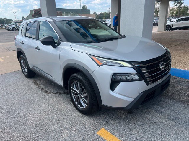 Used 2024 Nissan Rogue S AWD/4WD image 2