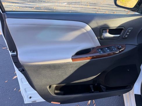 Used 2015 Toyota Sienna XLE image 10
