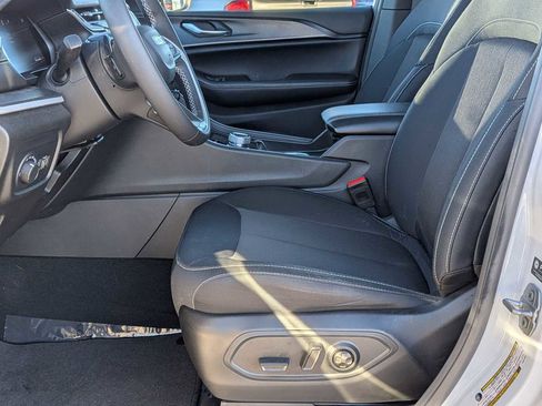 Used 2024 Jeep Grand Cherokee Laredo X image 15